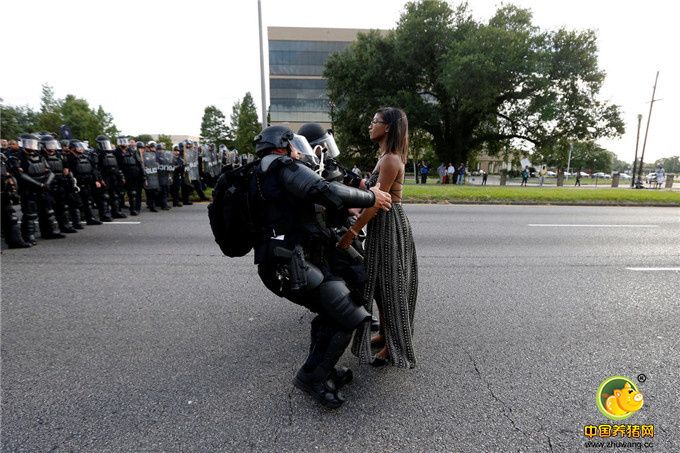 该女子被防暴警察拘捕瞬间。