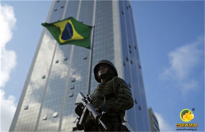 目前，巴西政府还没有雇佣到足够的安保人员来确保奥运会的安全。3000个安保名额现在只有500人，剩下的2500人可能会由士兵以及前警察组成。图为一名士兵在里约科帕卡巴纳海滩前执勤。