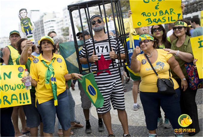在里约热内卢，民众扮成前总统卢拉的样子，参加抗议活动。
