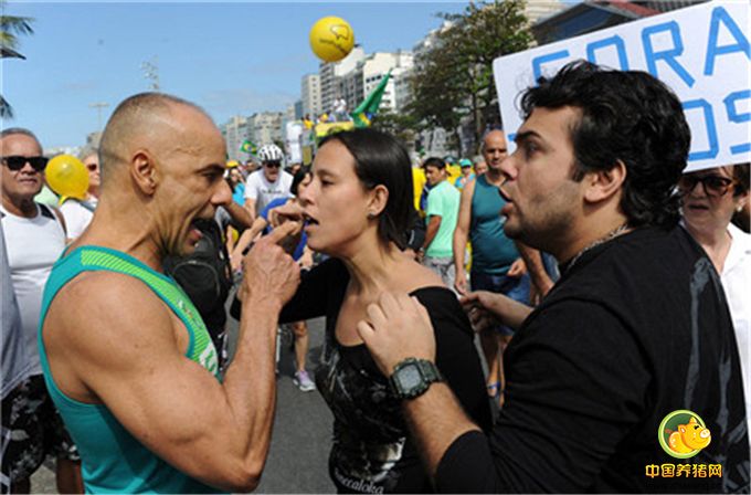 在里约，几名示威者发生争论。