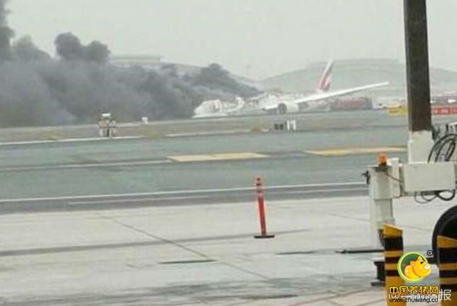 事故发生后，迪拜国际机场中断运营数小时，所有航班不得起降。预计抵达的航班部分临时降落在迪拜世界中心国际机场。有关部门目前尚未披露此次事故的具体原因，阿联酋航空公司将其归结为一起“运行事故”