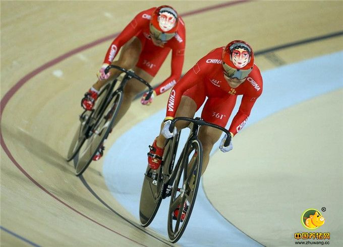 里约时间8月12日，巴西，里约奥运会场地自行车女团体竞速赛中国队破奥运会纪录，头名晋级。中国队出战，脸谱头盔亮眼。