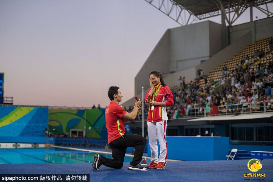 北京时间8月15日，里约奥运会跳水女子3米板，施廷懋摘得金牌，何姿获得银牌。赛后，秦凯现身颁奖礼引起轰动，谁知道暴击还在后面。