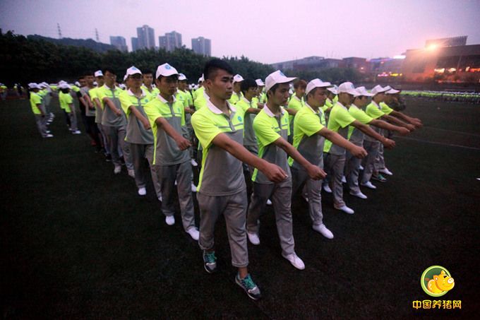 图为学生穿着荧光衣军训。
