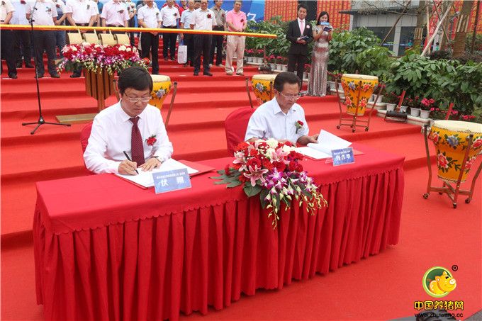 总经理伏刚(左一)与重庆市畜牧科学院院长刘作华(右一)签订战略合作协议