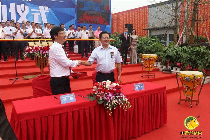 总经理伏刚(左一)与重庆市畜牧科学院院长刘作华(右一)签订战略合作协议