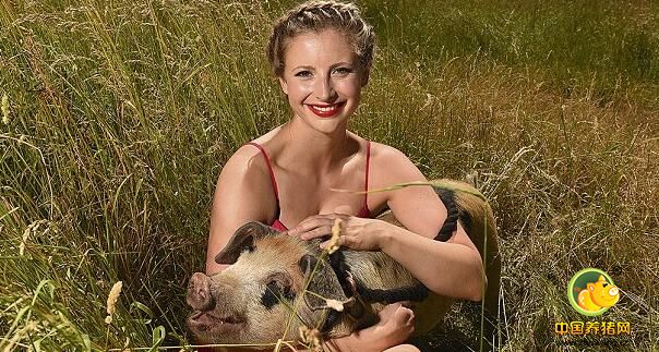 这位女子名为桃乐丝-思考特，居住在英国西南部的格洛斯特郡，在今年早些时候开设了自己的养猪场。现在养猪场里已经有24头可爱的小猪，和她一起上杂志的这头就是她自己的养猪厂的一员。现在她的养猪生意红红火火，有不少买家上门订购。