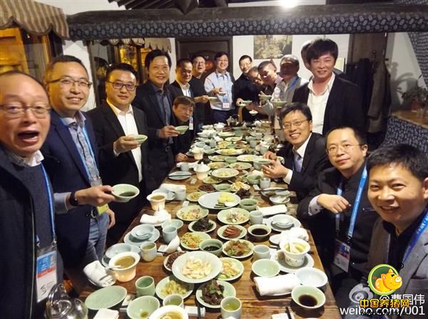 16日，丁磊在乌镇设顶级饭局，国内IT大佬齐聚，共享“丁家猪”。
