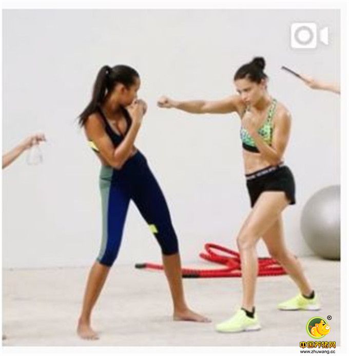 阿德里亚娜-利马（Adriana Lima）练拳击已经有十年了，主要是出于自己的兴趣。“走秀前一个月我会做很多跳绳运动。走维秘秀的时候会有电视直播，而且穿得很少，所以几乎身体的每一个部分都不能放过。秀前每天都要运动。”