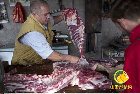 12月11日，在塞尔维亚贝尔格莱德以北的莫罗维奇，工人在一家传统宰猪场劳作。