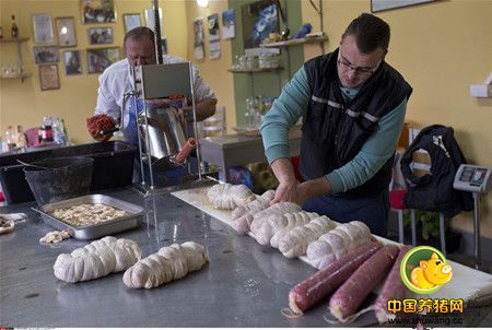 12月11日，在塞尔维亚贝尔格莱德以北的莫罗维奇，工人在一家传统宰猪场劳作。