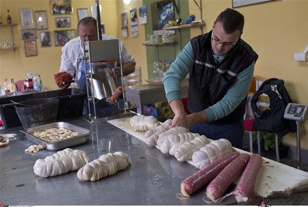 塞尔维亚传统屠宰场 这是要杀年猪做香肠吗？