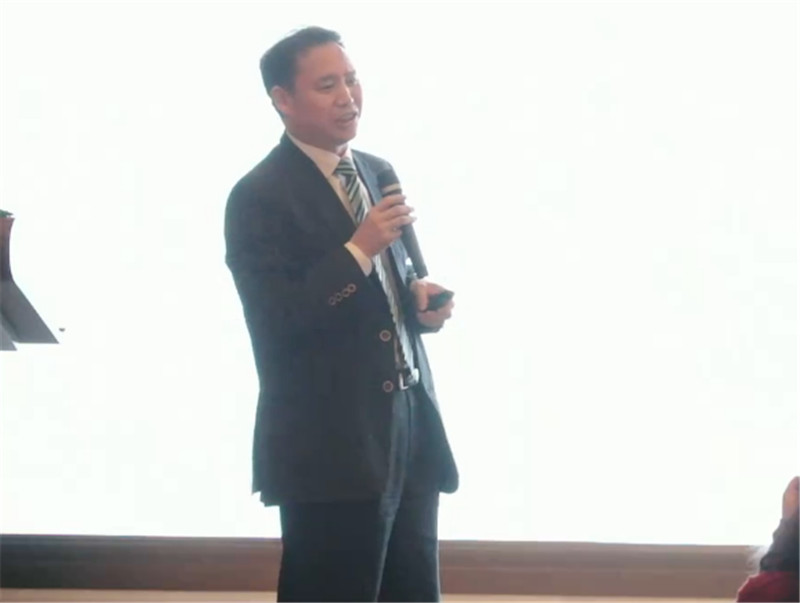 双胞胎集团常务副总裁李建宁先生以《OEM是中国规模养猪的必然趋势》为题进行了主题演讲。