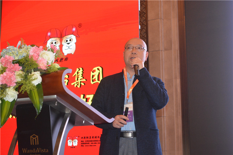 华南农业大学博士生导师贺东升教授以《重要猪病诊断与防控的顶层设计》为题进行了主题演讲。
