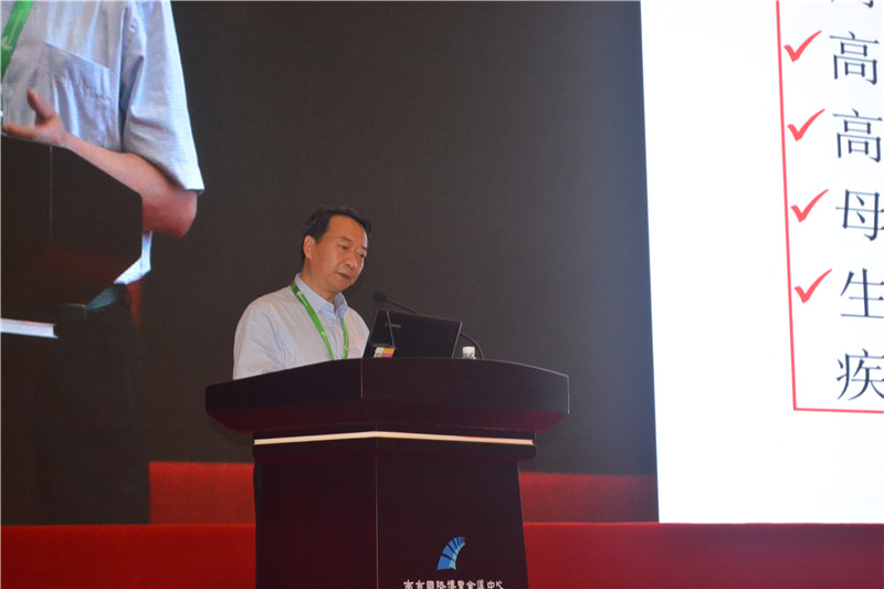 中国畜牧兽医学会副理事长兼秘书长，中国农业大学杨汉春教授在会上做了蓝耳病的现状、控制和出路专题讲座。