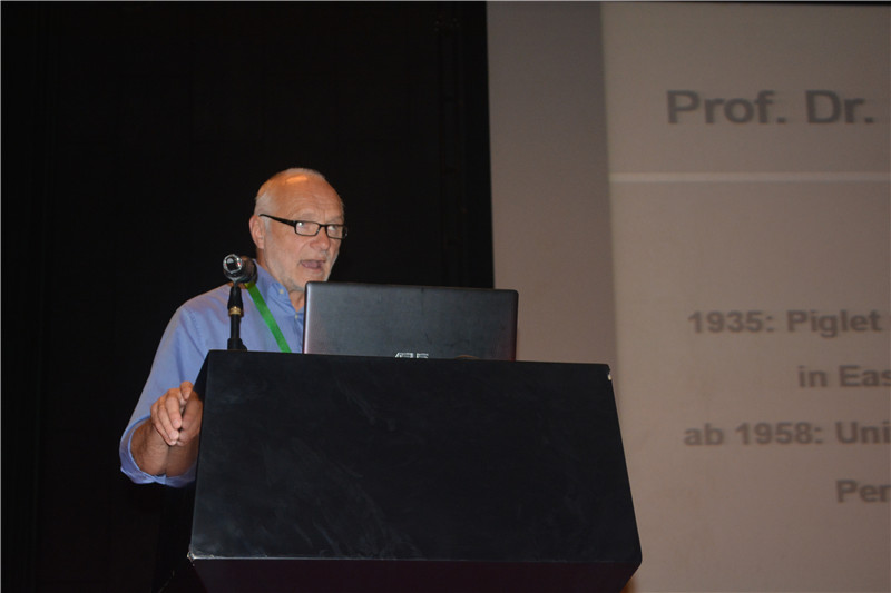 Dr. Martin Waehner关于德国母猪生产批次化应用情况介绍。