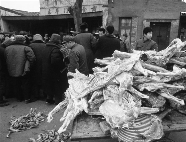 北京街头购买猪肉。