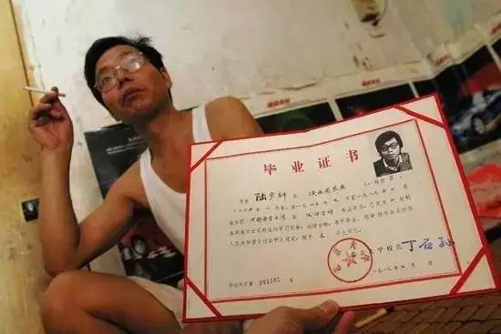 陆文轩迷茫过，消沉过，但他没有堕落。 在他34岁的年纪，他操起了杀猪刀，开始了杀猪剁肉的买卖， 2003年，他开始以“眼睛肉店”老板的身份卖猪肉，被媒体广泛关注。