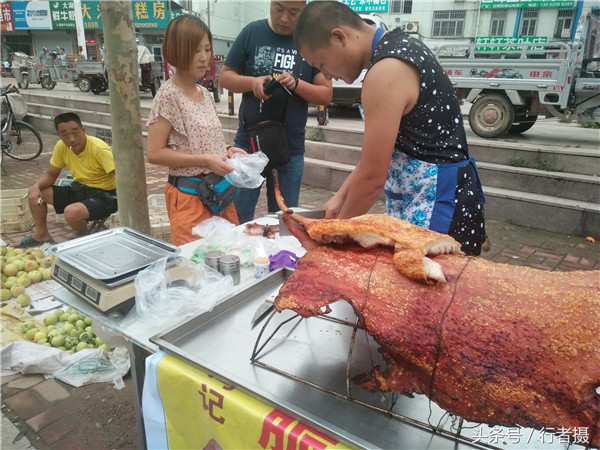 街头秘制“脆皮烤猪”1天能卖1头猪，30元1斤，吃不够！