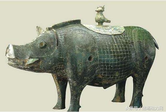 猪形铜尊，是商代晚期文物，现藏于湖南省博物馆，1981年出土于湘潭九华乡船形山。尊长72厘米，高40厘米，重19.75千克。从口两侧獠牙来看，属于一只野公猪，又具有一些家猪的特点。为现存商代青铜器中惟一以野猪形象作为整体造型的器物。