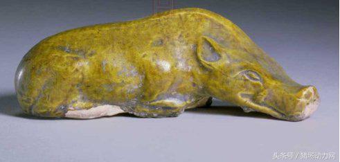 隋深黄釉卧猪，隋代文物，现藏于故宫博物院， 长13.2cm、宽4.5cm、高4.5cm为野猪形象，造型生动写实，属于在陶胎上直接施釉而成的釉陶猪，是墓葬中家畜类的陪葬明器。