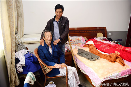 朱永双是家里的顶梁柱，全家五口人，主要靠他一人养活。他的母亲70多岁，父亲80几岁，常年在轮椅和病床上，爱人有糖尿病，为了治疗并发症导致的视网膜出血，动了6次手术花了10多万。