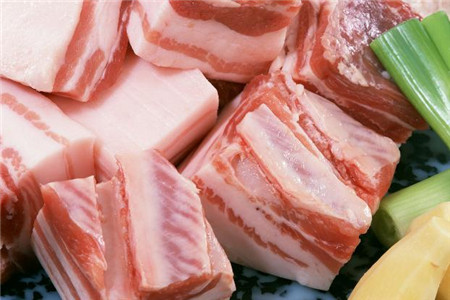 槽头肉，是指猪头与躯干连接部位的颈脖肉，一头二百来斤的猪，槽头肉就有十来斤的样子。猪的这个部位气管、血管比较多，而且还有淋巴结 (腺) ，食之对人体无益而有害。
