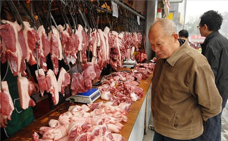 猪肉是我们日常生活中餐桌上最重要的动物性食品之一。因为猪肉纤维较为细软，结缔组织较少，肌肉组织中含有较多的肌间脂肪，因此，经过烹调加工后肉味特别鲜美，但不知道大家有没有注意到，我们在餐桌上始终见不到一道菜，那就是“猪脖`。在肉店里或者是集市也很少见到猪脖子，在生活当中，这猪脖子肉也很少见，为什么会这样呢？原因是跟一种说法有关系，那就是“猪脖子不能吃！”