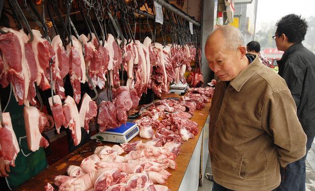 猪肉是人们餐桌上重要的动物性食品之一。因为猪肉纤维较为细软，结缔组织较少，肌肉组织中含有较多的肌间脂肪，因此，经过烹调加工后肉味特别鲜美，但是不知道大家有没有注意，在吃饭的时候，我们始终见不到一道菜，那就是“猪脖`。