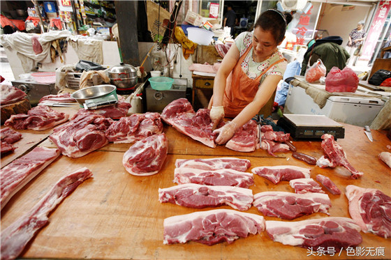 当日，该市定点屠宰场的猪肉批发价是每公斤13.8元，而当地各大菜市场的零售均价是每公斤18.8元左右。