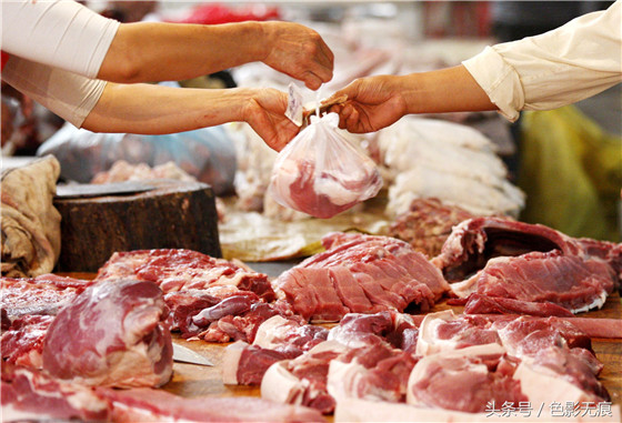 平均1斤猪肉赚5元左右，一天卖100多斤猪肉，净赚七八百元钱，一个月能赚2万多元。