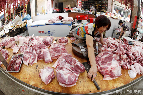 王姐介绍说：之前，猪肉进货渠道混乱，猪肉里面必然含水，几乎就是潜规则了。现在，大多数是从定点屠宰场进货卖，猪肉质量得到保障。