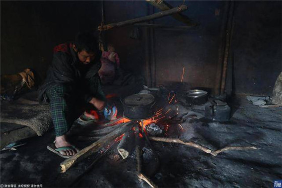 湘药温的丈夫在家里负责做饭，难民营中只能用木柴来烧火做饭，每天只能吃到米饭和很简单的蔬菜， 猪肉的价格是18元一斤，只能一周吃一次肉。
