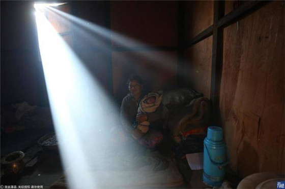40岁的湘药温在家里抱着出生13天的儿子，儿子是在难民营出生，她是7个孩子的母亲，2011年和2014年1岁的女儿和3岁的儿子因为得病去世；刚生完孩子的她奶水不足，只能每顿饭吃3-4个鸡蛋，一天吃10-15个鸡蛋来补充营养。