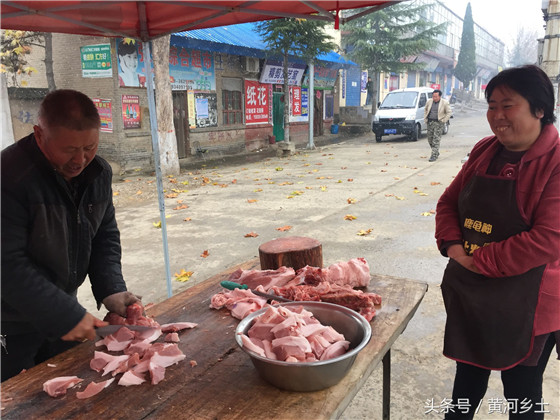 一位开饭店的老客户在购买猪肉，她家的饭店一直都用的是成师傅家的猪肉，这次一下就割了20多斤。
