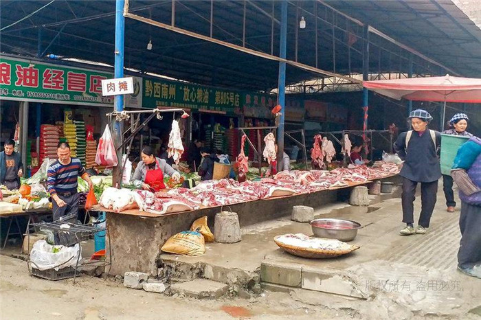 2017年11月26日，小编在贵州省黔西南布依族苗族自治州望谟县商业街猪肉售卖摊点，发现了一个奇特的现象，大家一起来分析分析。