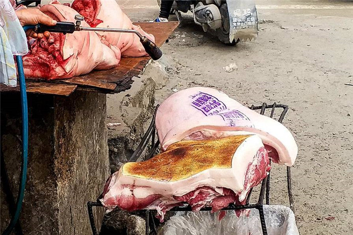 猪肉的皮被烧成焦黄色。