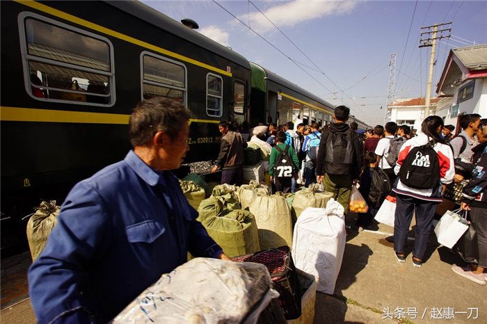 这是5633次列车，一个小时只能跑40公里，但却是凉山彝族人最青睐的交通工具，又便宜，又安全，最主要还能够拉牲口。 