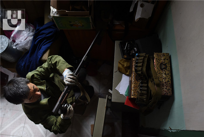 吴光明的猎枪就存在自己床边的保险柜里，每次外出狩猎时才将枪支弹药取出来。一旦丢失了，后果不堪设想。 