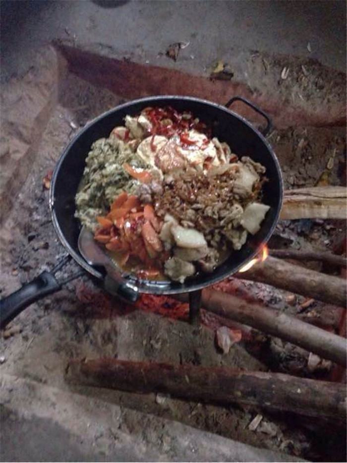 像这样搭一个简易烧烤炉，用木头点火，一口锅，虽然看上去里面是大杂烩，但是山菌汤确实很鲜美。 