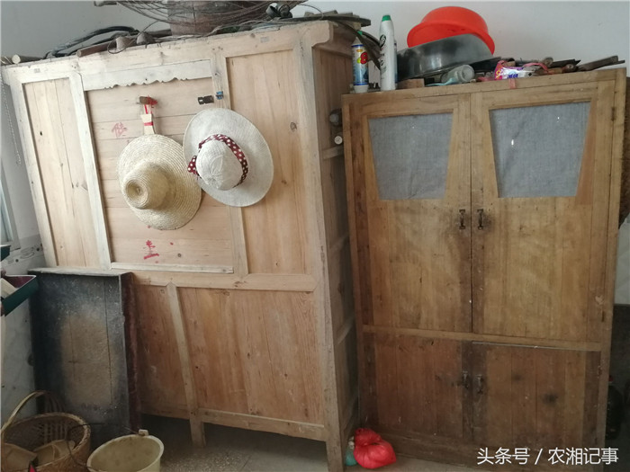 左边是粮仓，右边的是碗柜，现在都是移动粮仓，碗柜也是壁柜了，留着做古董了。 