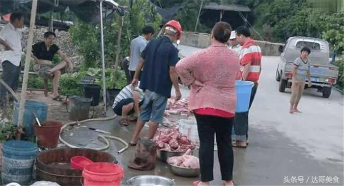 农村街头，大叔现宰现卖，自称是土猪肉，20块一斤，你敢买吗？ 