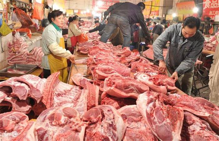 三、进口猪肉将会持续影响国内猪价，但随着猪价下行，进口猪肉数量也会在一定的程度上回落，但进口猪肉成本较国内猪价低不少，因此进口猪肉数量可能将于2017年趋稳。