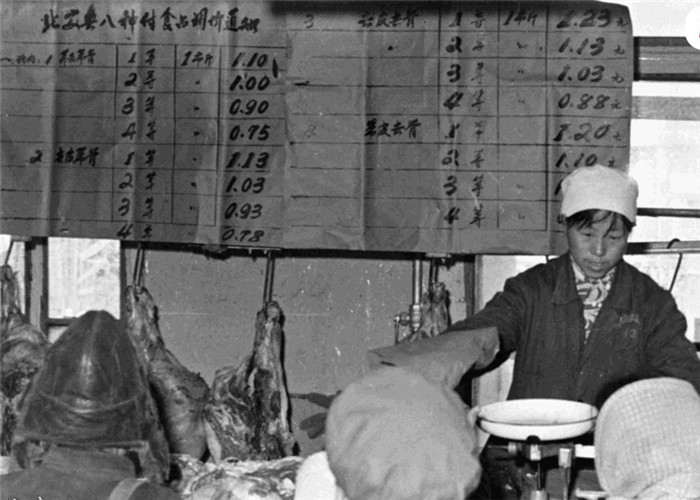 六七十年代，市场猪肉经常短缺。图为1978年冬，黑龙江省黑河地区北安县，猪肉市场涨价，当时的一等猪肉1市斤价格，从0.80元上长到1.23元。上涨幅度达二分之一多。 