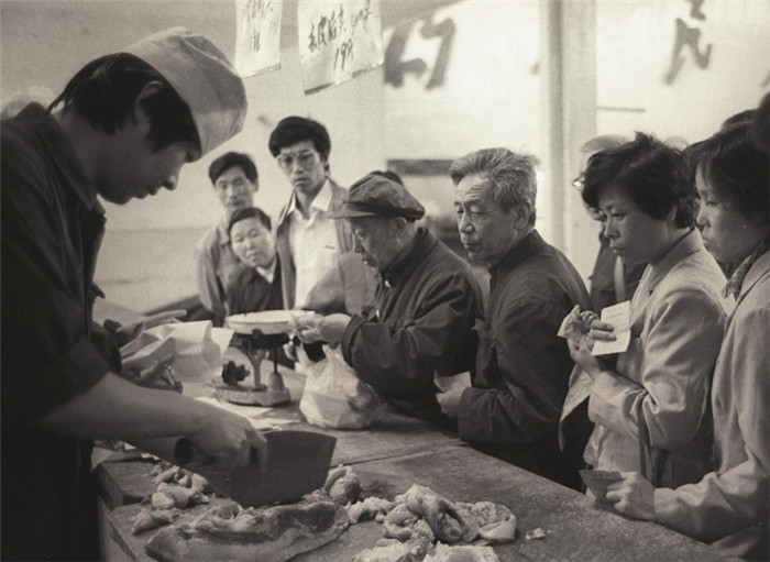 图为1988年5月15日这一天，朝内菜市场全天按原价供应生肉，引得市民排长队。 