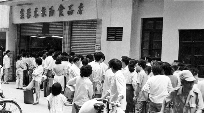 1985年，图为在广州街头，粮价即将放开时抢购粮食的市民 