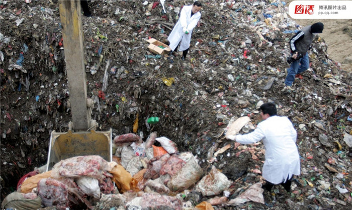 图为2005年12月10日，长沙市动物防疫监督站将近段时间收缴的16吨不合格动物产品集中深埋地下销毁。 