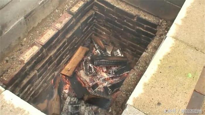 美国人烤猪真个豪爽啊，来看看他们上怎么烤肉的。先在这个火坑里点上火，把烤烤的旺旺的。