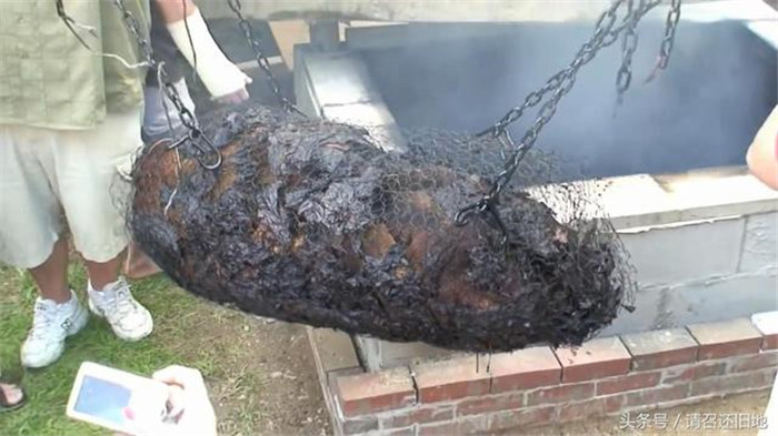 “噔噔噔噔”烤好的大肥猪闪亮登场，网友们看到这外皮烤成炭的猪都笑了！这样的烤猪，你觉得好吃吗？
