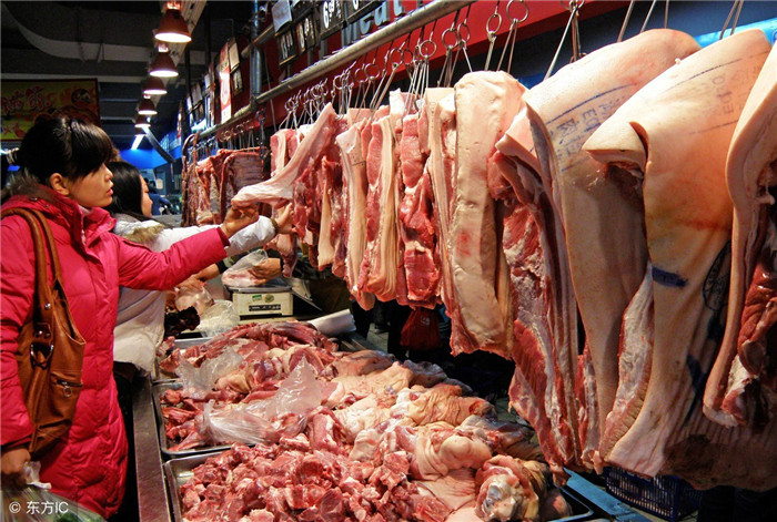 春节期间，全国各地猪肉普遍降价，一改前几年的趋势，给消费者带来了一定的好处，而购买猪肉的消费者是否应该多吃猪肉？  